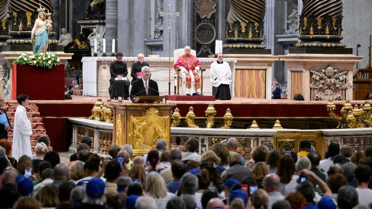 Leó pápa az imavirrasztáson a Vigasztalás jubileumán a Szent Péter-bazilikában