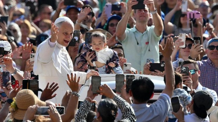 Папа Лев XIV среди паломников в Ватикане (17 сентября 2025 г.)