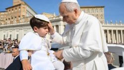 आम दर्शन समारोह के  दौरान संत पापा लियो 14वें 