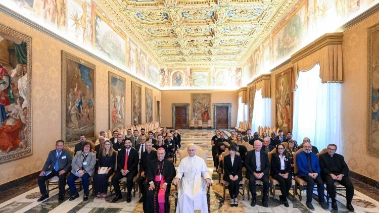 परिवार के भविष्य पर आयोजित जयंती बैठक के प्रतिभागियों के साथ संत पापा लियो 14वें