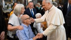 बुजूर्ग एवं बीमार लोगों से मुलाकात करते पोप लियो 14वें