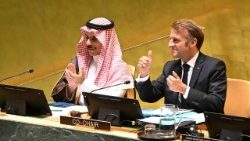 O presidente Macron ao lado do ministro das relações exteriores da Arábia Saudita.