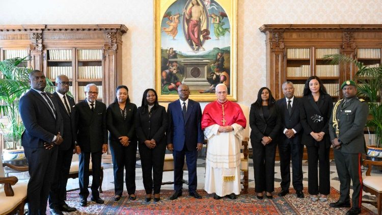 O Papa com o presidente da Guiné-Bissau e comitiva