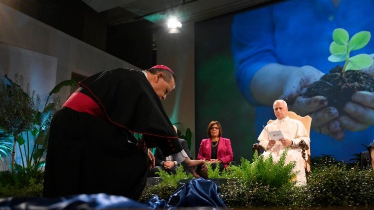 Monseñor Gustavo Rodríguez vierte agua de México en la Vasija de las Lágrimas en la Conferencia "Brindando Esperanza"