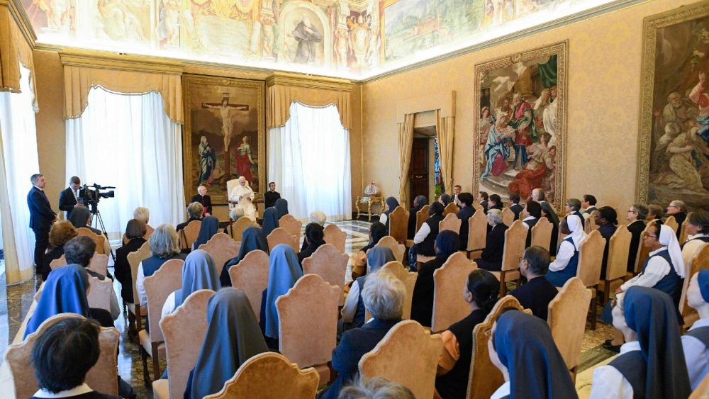 Il Papa alle Paoline, andate negli abissi dell'umanit� ferita