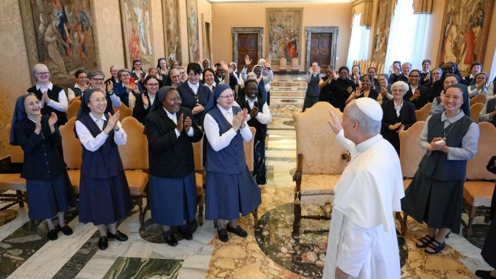 Il Papa alle Paoline, andate negli abissi dell'umanit� ferita