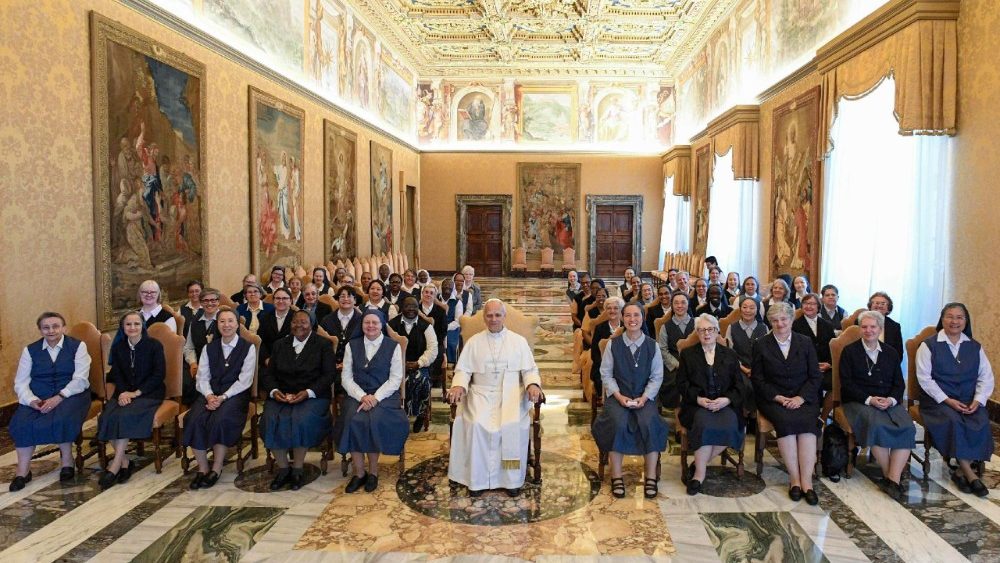 Il Papa alle Paoline, andate negli abissi dell'umanit� ferita
