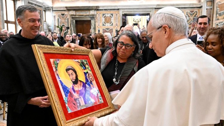 अंतर्राष्ट्रीय सम्मेलन "हमारे साझा घर में शरणार्थी और प्रवासी" के प्रतिभागियों के साथ संत पापा लियो 14वें