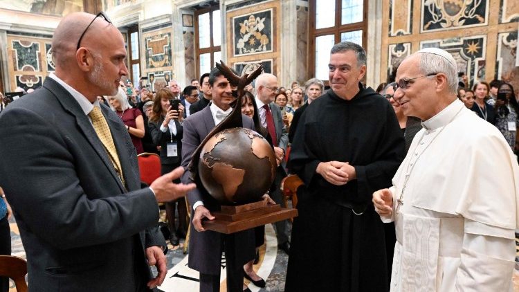 ലിയോ പതിനാലാമൻ പാപ്പായയും നമ്മുടെ പൊതുഭവനത്തിലെ അഭയാർത്ഥികളും കുടിയേറ്റക്കാരും എന്ന കോൺഫറൻസിൽ സംബന്ധിച്ചവരും