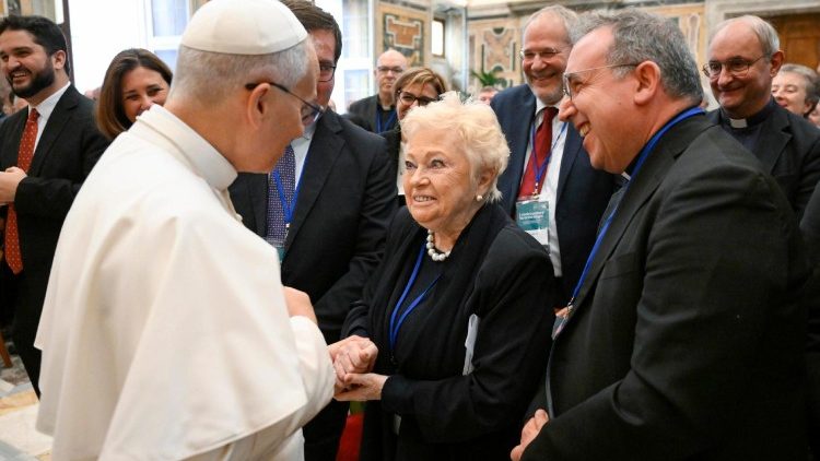 बुज़ुर्गों की प्रेरितिक देखभाल पर द्वितीय अंतर्राष्ट्रीय सम्मेलन के प्रतिभागियों के साथ संत पापा लियो 14वें