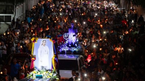 Los devotos honran a José Gregorio Hernández y encienden velas por la paz en Venezuela.