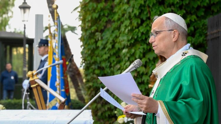 पवित्र मिस्सा के दौरान प्रवचन देते हुए संत पापा लियो 14वें