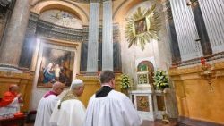 Popiežius vadovauja Rožinio Švč. M. Marijos šventės mišparams