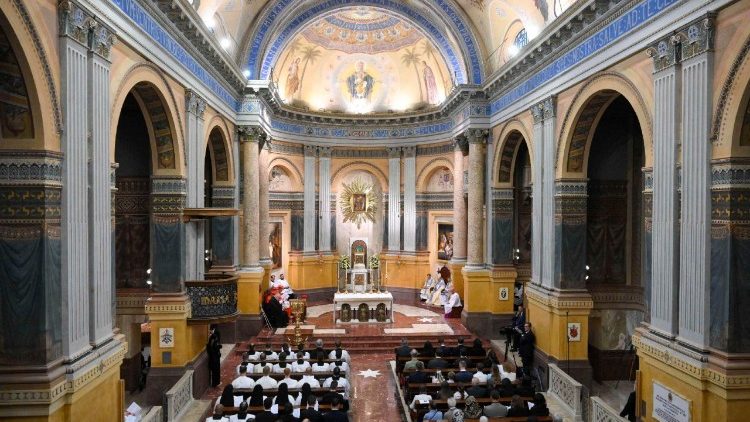 दोमुस ऑस्ट्रेलिया में रोजरी की माता मरियम के पर्व के पूर्व संध्या प्रार्थना का नेतृत्व करते संत पापा लियो 14वें