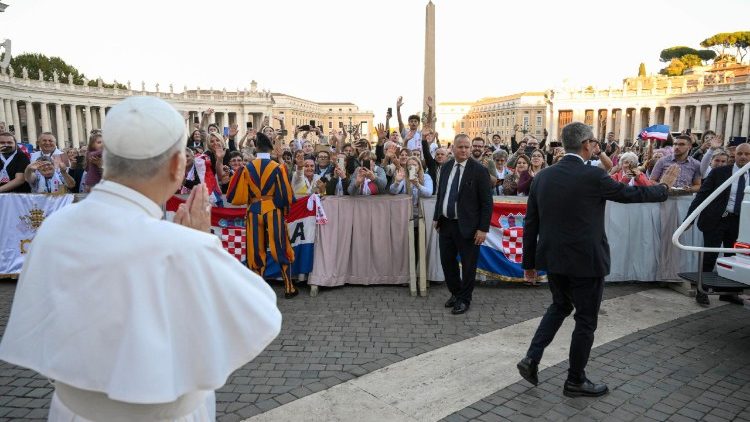 Leó pápa közel a horvát zarándokokhoz 