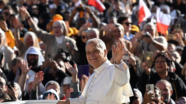 Papa in piazza per udienza, fedeli fino a via Conciliazione