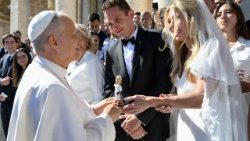 Papst Leo während einer Generalaudienz mit einem Ehepaar