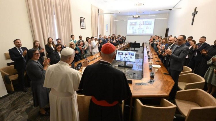 അംഗങ്ങളുമൊത്ത് ലിയോ പതിനാലാമൻ പാപ്പാ 