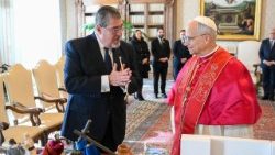 البابا يستقبل رئيس جمهوريّة غواتيمالا 