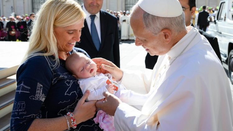 папата на площада сред епархиите от Тоскана