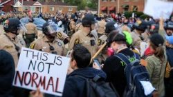 Protestation contre les agensts de l'ICE à Chicago, ce dimanche 12 octobre 2025.