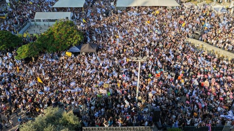 Decine di migliaia di persone in piazza a Tel Aviv