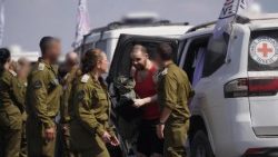 Eine der israelischen Geiseln bei der Übergabe durch das Rote Kreuz, Bild vom 13. Oktober 2025