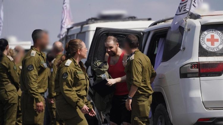 Eine der israelischen Geiseln bei der Übergabe durch das Rote Kreuz, Bild vom 13. Oktober 2025