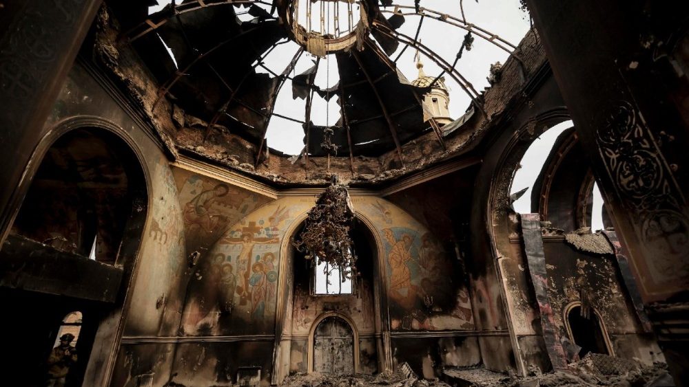 Uma foto divulgada pelo serviço de imprensa da 24ª Brigada Mecanizada das Forças Armadas da Ucrânia em 14 de outubro de 2025 mostra uma igreja danificada na cidade de Kostiantynivka, na região de Donetsk, Ucrânia, em 12 de outubro de 2025, em meio à invasão russa em curso. EPA/PRESS SERVICE OF THE 24 MECHANIZED BRIDGE