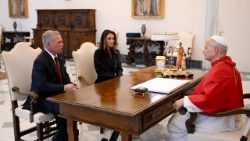 संत पापा लियो 14वें जॉर्डन के हाशमी साम्राज्य के सम्राट और उनकी पत्नी, रानी रानिया के साथ