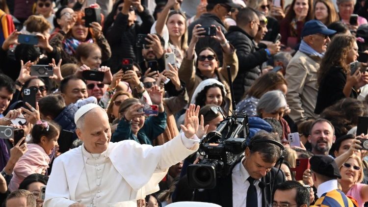 Il Papa in piazza per udienza, fedeli fino alla Conciliazione