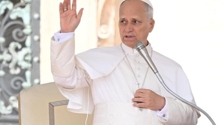 Il Papa in piazza per udienza, fedeli fino alla Conciliazione