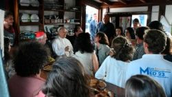 Pāvests Leons XIV tiek uzņemts ciemos uz mācību kuģa Ostijā 