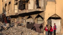 Personale della Croce Rossa alla ricerca dei resti degli ostaggi tra le macerie di Gaza