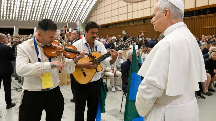البابا لاون الرابع عشر يستقبل المشاركين في يوبيل شعب الروم والسنت