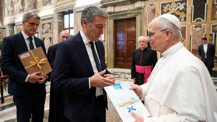 Leó pápa az olaszországi Nemzeti Uzsoraellenes Tanács tagjainak köszöntését fogadja