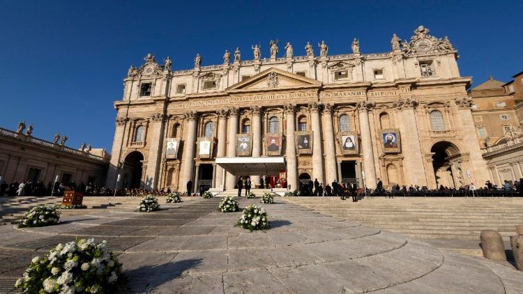 Piazza San Pietro allestita per la canonizzazione di sette nuovi santi