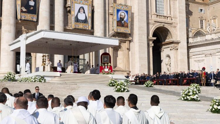 Die Porträts der neuen Heiligen an der Fassade des Petersdoms