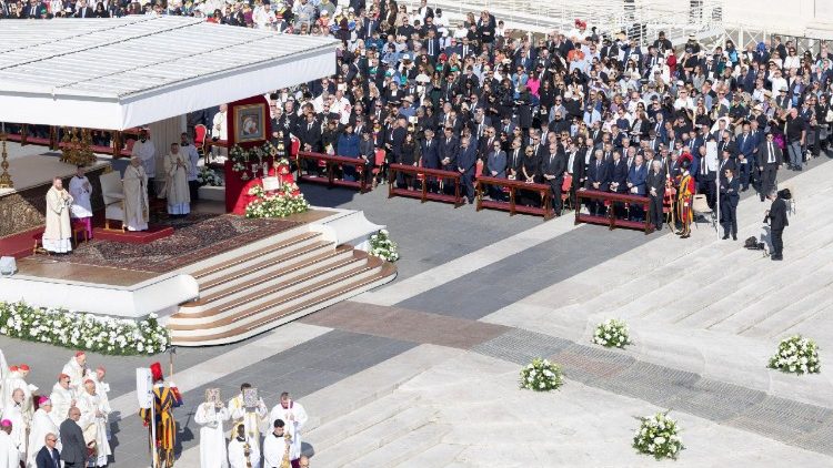 विश्व मिशन रविवार को संत पेत्रुस महागिरजाघर के प्रांगण में मिस्सा समारोह