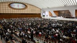 Leó pápa a VI. Pál teremben köszönti a szentté avatásra érkezett zarándokokat