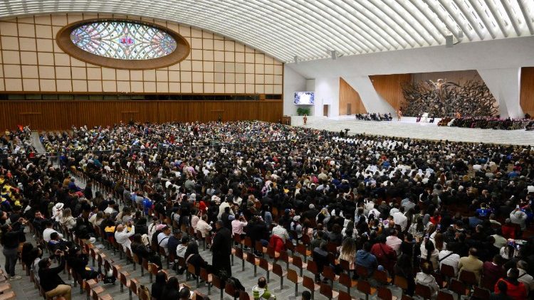 Leó pápa a VI. Pál teremben köszönti a szentté avatásra érkezett zarándokokat