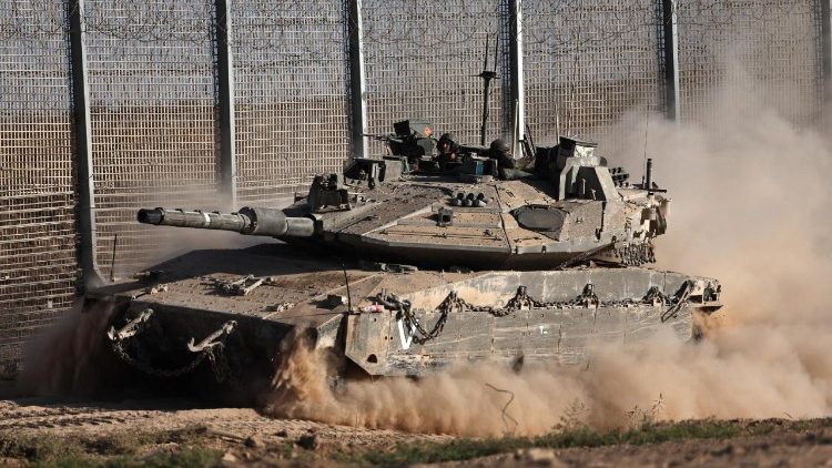 Carri armati israeliani in movimento al confine con Gaza 