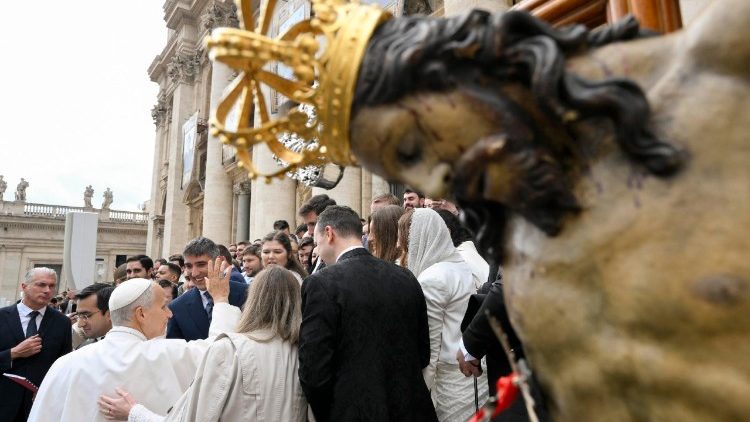 El Papa impuso la corona al Cristo de las Gracias