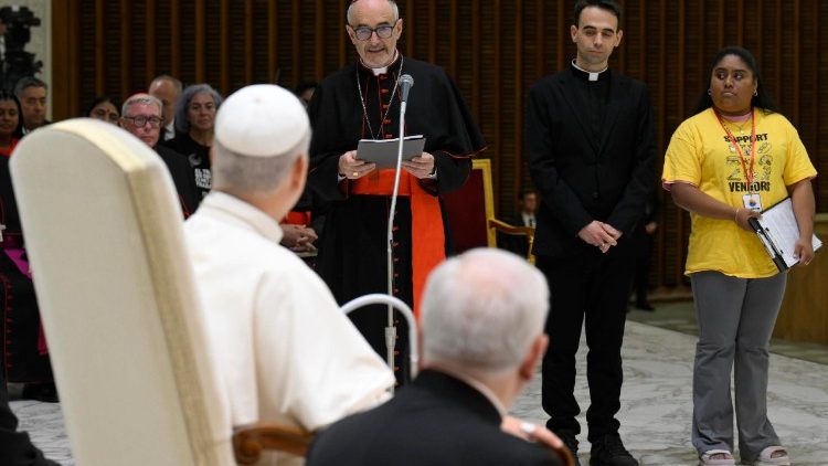 O cardeal Michael Czerny, prefeito do Dicastério para o Serviço do Desenvolvimento Humano Integral, discursa.