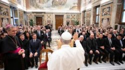 教皇レオ14世、エストニアの巡礼団と　2025年10月24日　バチカン宮殿