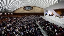 Synodale in der Audienzhalle "Aula Paolo VI"