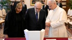 ലെബനൻ പ്രധാനമന്ത്രി നവാഫ് അബ്ദള്ള സലിമിനെ ലിയോ പതിനാലാമൻ പാപ്പാ വത്തിക്കാനിൽ സ്വീകരിച്ചപ്പോൾ