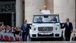 ലിയൊ പതിനാലാമൻ പാപ്പാ ജൂബിലി ദർശനം അനുവദിക്കാനെത്തുന്നു, വത്തിക്കാനിൽ, വിശുദ്ധ പത്രോസിൻറെ ബസിലിക്കയുടെ അങ്കണത്തിൽ, 25/10/25