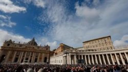 வத்திக்கான் வளாகத்தில் கூடியிருந்த மக்கள் 