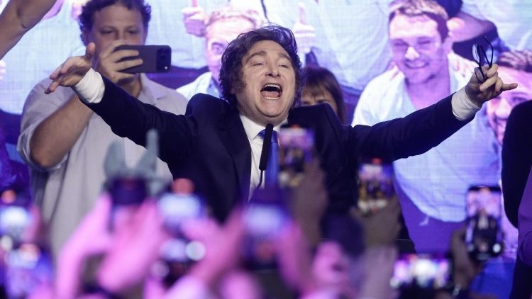 O presidente argentino, Javer Milei, durante evento nessa madrugada que celebrou a vitória nas eleições.